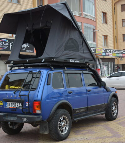 Araç üstü çadır 3 kişilik olup Suv, Jeep, Pikap tarzı araçlar için uygundur. Araç üstü çadır fiyatları için diğer ürünlerimizi inceleyebilirsiniz.