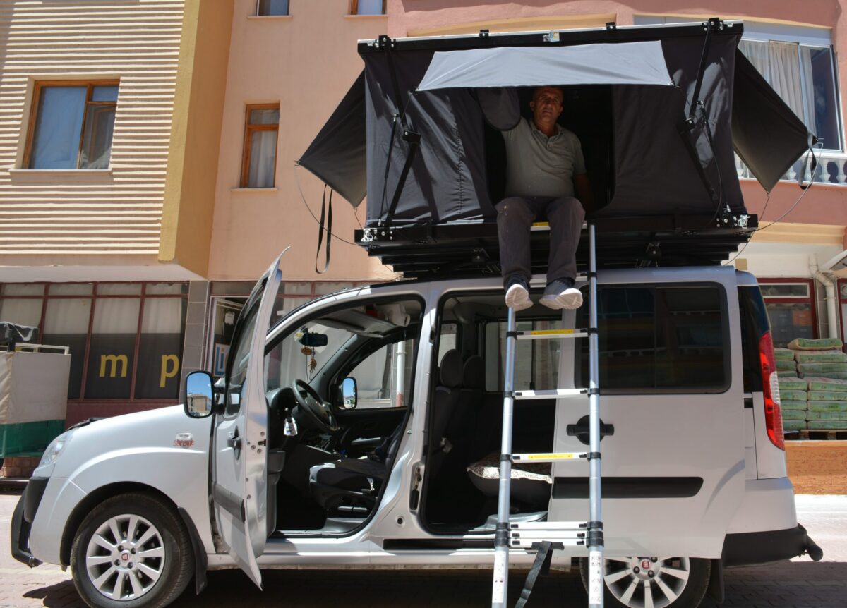 Araç Üstü Çadır montajı kolaydır. İç hacmi daha geniş . İnce tasarımı sayesinde garajlara rahat giriş imkanı. Araç üstü çadır fiyatları için bizi arayın
